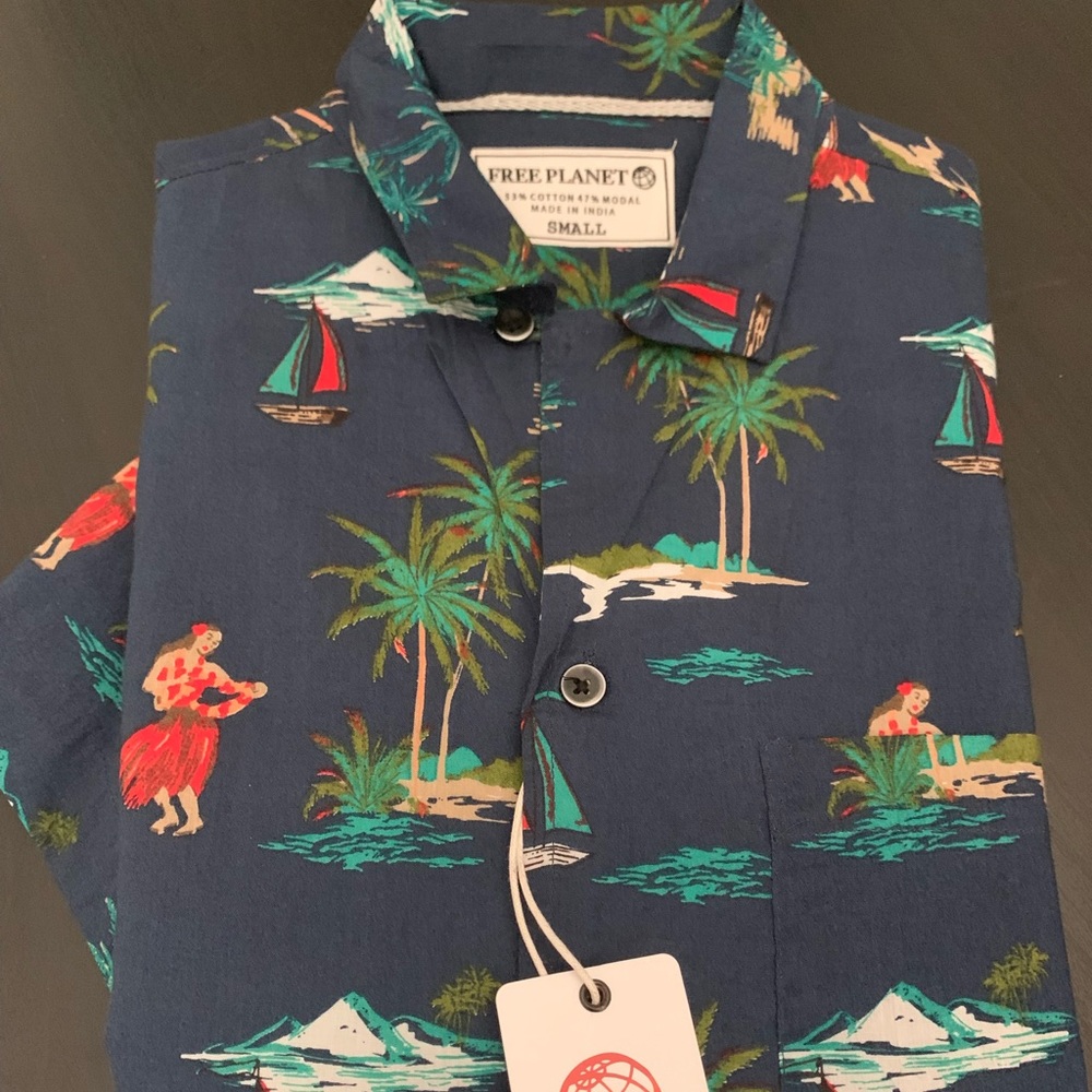 Free Planet Short Sleeve Small Woven